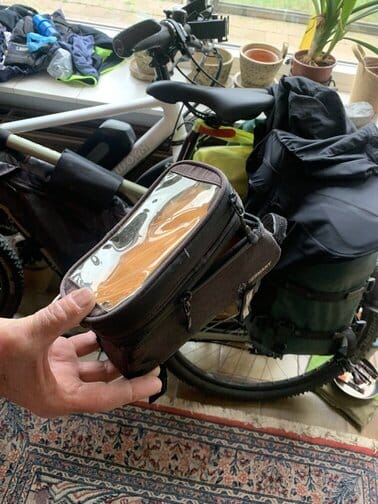 Houder voor smartphone op fietsvakantie